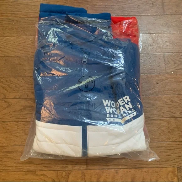 ⭐️SOLD⭐️Ventures Endurance DC Wonder Woman Run Series Puffer Jacket M w/Medal - Picture 10 of 10